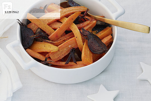 Gebratene Karottenstifte mit Roter Bete zum Weihnachtsessen