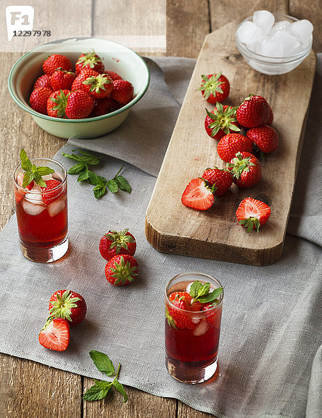 Erdbeerdrinks und frische Erdbeeren