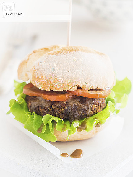 Veganes hausgemachtes Burger-Sandwich mit Senfsauce