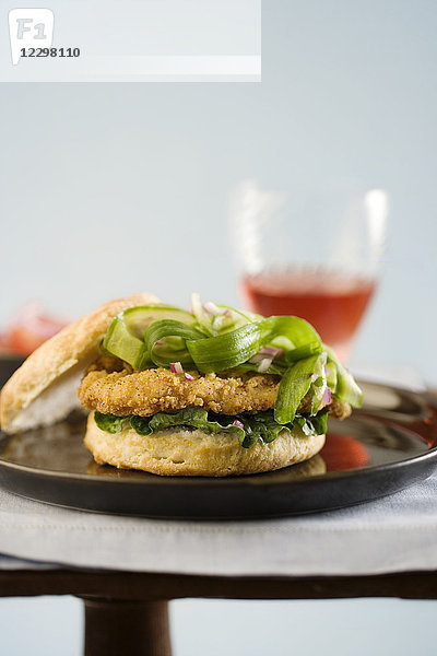 Hähnchenbiskuit-Sandwich mit Gurkensalat und Zwiebeln