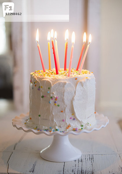 Weiße Geburtstagskonfetti-Torte