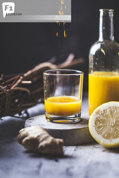 Detox- und Ingwershots mit Ingwersaft  Orangensaft  Zitronensaft  Kurkuma und Chili