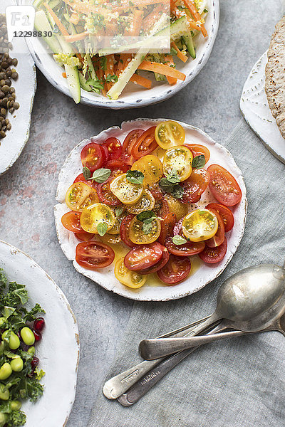 Gemischte Tomaten mit Olivenöl und frischem Basilikum