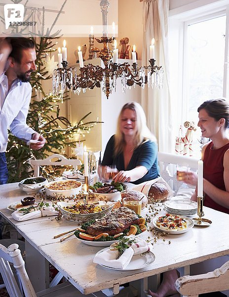 Weihnachtlich gedeckter Tisch mit Familie