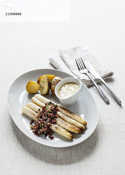Weißer Spargel mit gebratenen Speckwürfeln  Schnittlauch  Sauce Hollandaise und Kartoffeln