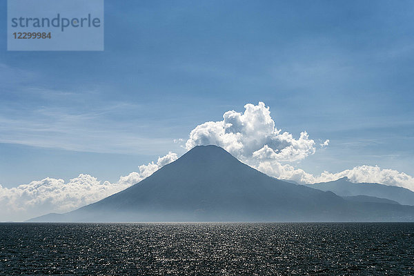 Majestätische Kulisse des Atitlan-Sees und der Berge  Guatemala
