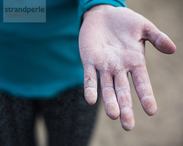 Bergsteigerin zeigt Hand