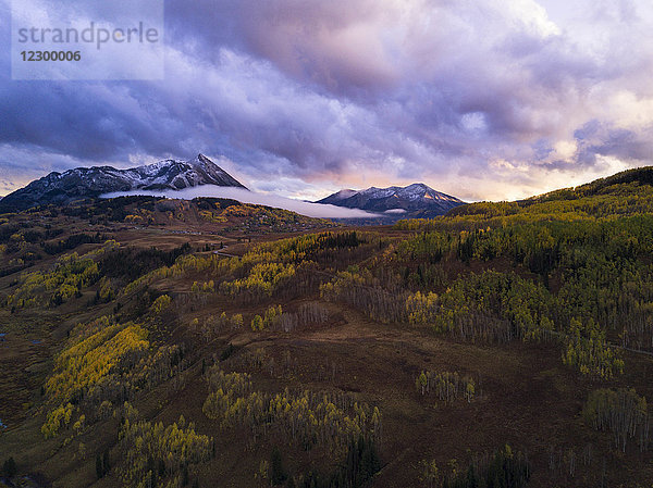 Landschaft mit Bergen und Wald im Herbst bei Sonnenuntergang  Crested Butte  Colorado  USA