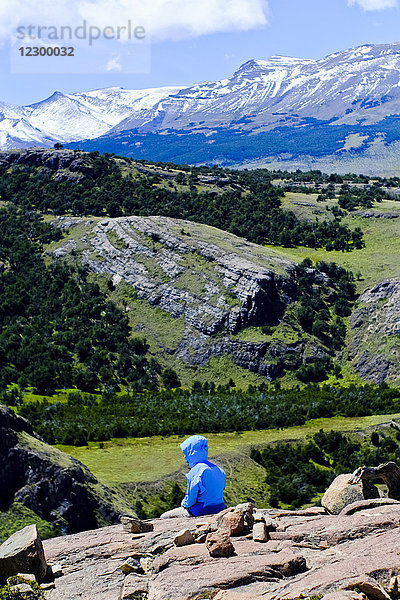 Rückansicht eines Wanderers mit Kapuzenjacke in einer Landschaft mit Bergen  El Chalten  Provinz Santa Cruz  Patagonien  Argentinien