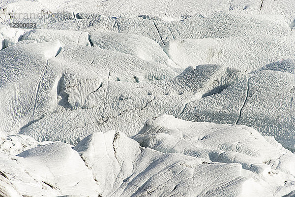 Nahaufnahme von Schnee  der die Oberfläche eines Gletschers bedeckt  Island