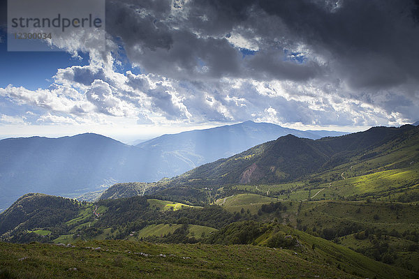 Die letzten Sonnenstrahlen des Tages beleuchten die schöne Landschaft des Krn  eines Berges der südwestlichen Julischen Alpen in Slowenien.