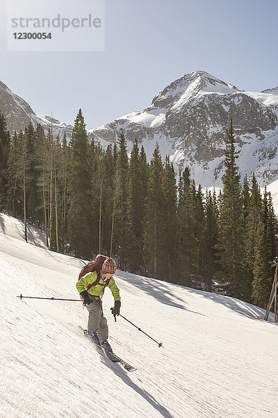 Junges Mädchen beim Skifahren allein im schneebedeckten Arastra Gulch Bergpass  Silverton  Colorado  USA