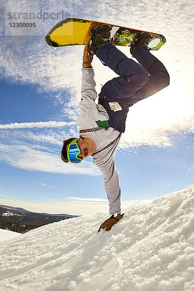Snowboarder bei einem Trick mit der Handpflanze  Vermont  USA