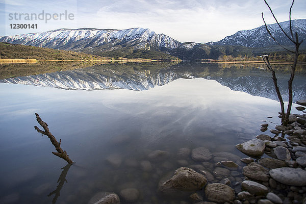 Glänzender Bergsee mit Spiegelung der umliegenden Landschaft  Pobla de Segur  Lleida  Spanien