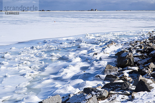 Landschaft des gefrorenen Ufers im Winter des Hafens in Plymouth  Massachusetts  USA