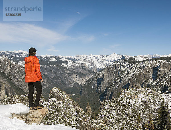 Wanderin mit Blick auf den Yosemite-Nationalpark vom Taft Point im Winter mit Blick auf den Half Dome  Kalifornien  USA