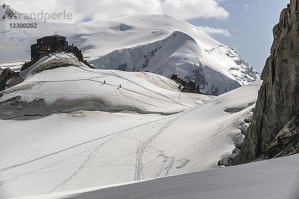 Einsame Cosmiques-Hütte in den schneebedeckten französischen Alpen  Haute-Savoie  Frankreich