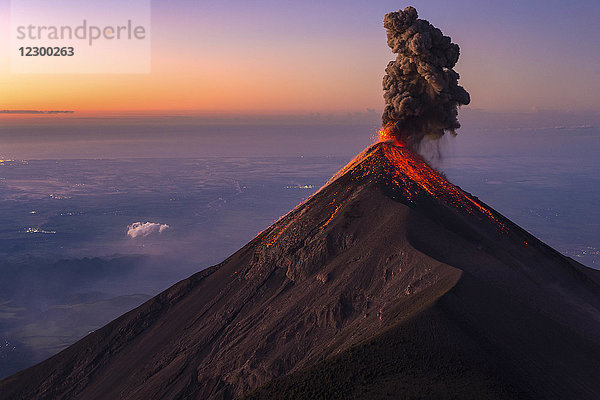 Majestätischer Blick auf den Ausbruch des Vulkans Fuego bei Sonnenaufgang  Guatemala