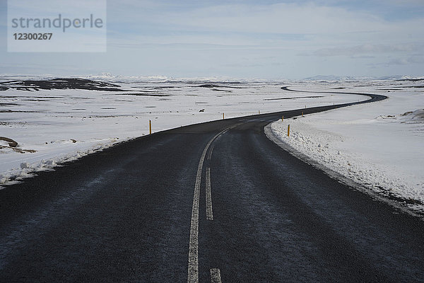 Eine Straße durch die Westfjorde von Island