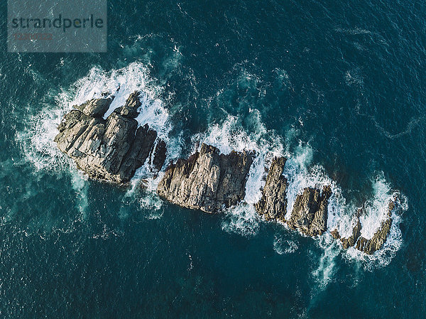 Hohe Winkelansicht einer Felsenkette  die aus den Meereswellen herausragt  Teneriffa  Kanarische Inseln  Spanien