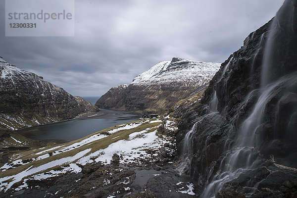 Wasserfall oberhalb von Saksun auf den Färöer Inseln
