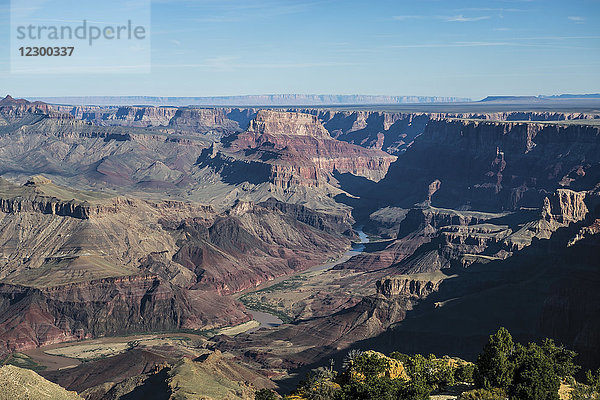 Majestätische Landschaft mit fließendem Colorado River im Grand Canyon National Park  Arizona  USA