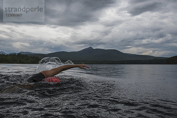 Schwimmer im Lake Chocorua mit Mount Chocorua im Hintergrund  New Hampshire  USA