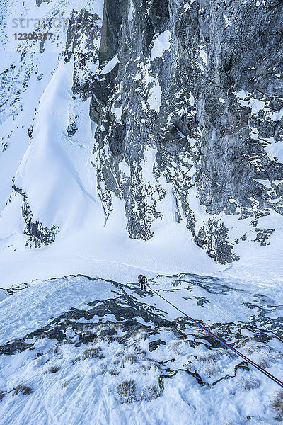 Direkt über der Ansicht eines Bergsteigers  der sich in der Tatra  Slowakei  abseilt