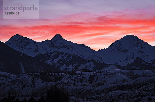 Schneebedeckte Gebirgskette in roter  stimmungsvoller Abenddämmerung  Aspen  Colorado  USA