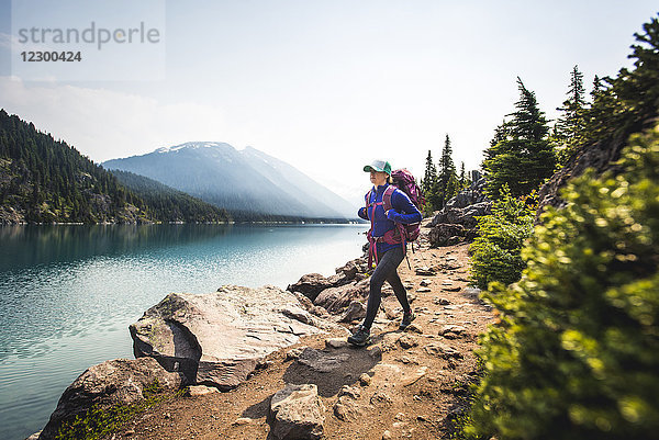 Frau beim Wandern entlang des Ufers des Garibaldi-Sees  British Columbia  Kanada