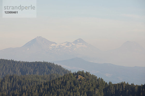 Majestätischer Blick auf die Gipfel der Three Sisters  Oregon  USA