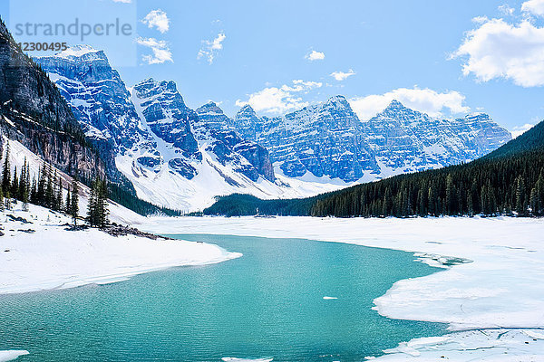 Teilweise zugefrorener Moraine Lake im Winter im Banff National Park  Kanada