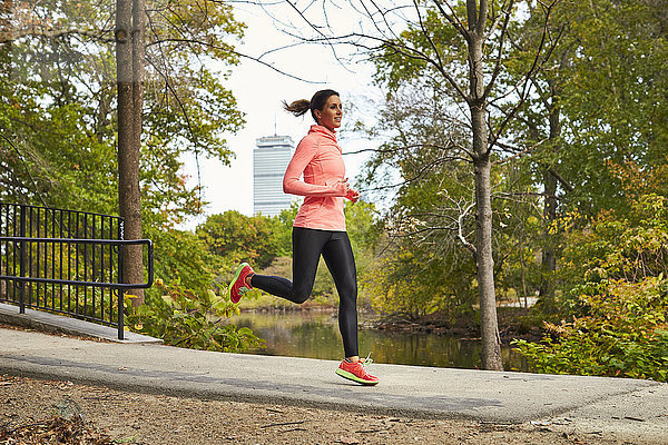 Junge Frau joggt auf einem gepflasterten Weg in einem öffentlichen Park  Boston  Massachusetts  USA