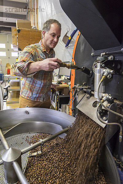 Mann bei der Bedienung einer kommerziellen Kaffeeröstmaschine  Durango  Colorado  USA