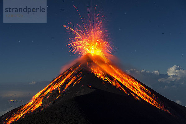 Blick auf den Ausbruch des Vulkans Fuego bei Nacht  Guatemala