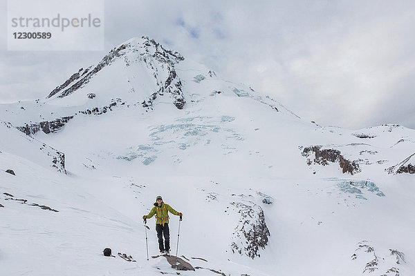 Porträt eines jungen Mannes vor dem Mount Hood während eines Skitages im Hinterland von Oregon  USA