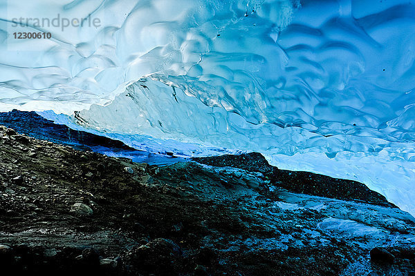 Das Innere einer der Höhlen des Perito-Moreno-Gletschers im Los-Glaciares-Nationalpark  El Calafate  Santa Cruz  Argentinien