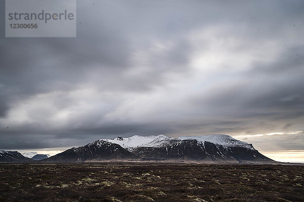 Dramatische Berglandschaftsszene in Island bei Sonnenuntergang