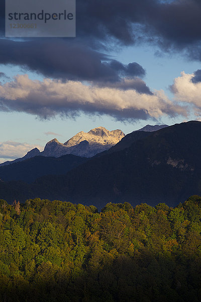 Berglandschaft von Astra Montana  abgelegene Berghütte über dem Soca-Tal im Triglav-Nationalpark  Poljubinj  Slowenien