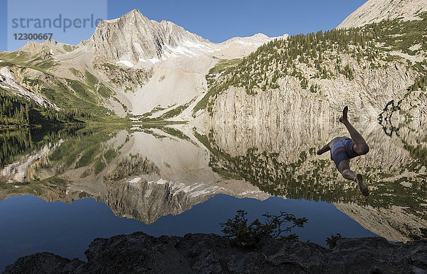 Mann taucht in den Snowmass Lake  Maroon Bells Snowmass Wilderness  Aspen  Colorado  USA