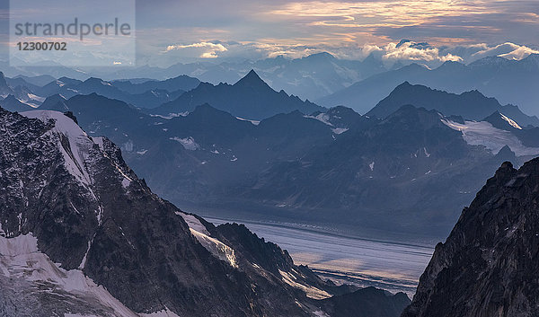 Majestätische Landschaft mit Blick auf die Berge aus der Luft  Denali National Park  Alaska  USA