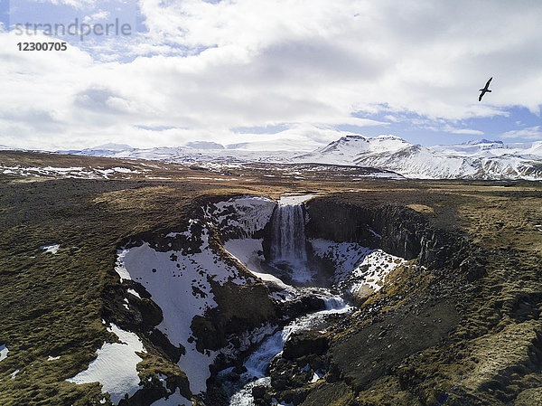 Luftaufnahme eines Wasserfalls in Island