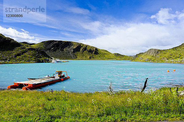 Ruhige Landschaft mit Boot am Ufer eines blauen Sees  Nationalpark Torres del Paine  Provinz Ultima Esperanza  Chile