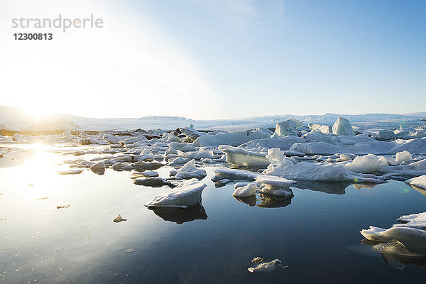 Landschaftlicher Blick auf schwimmendes Eis im Gletschersee Jokulsarlon bei Sonnenuntergang  Island