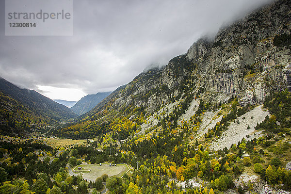 Wolken über Bäumen im Tal des Nationalparks Aiguestortes i Estany de Sant Maurici im Herbst  Cavallers  Lleida  Spanien