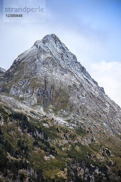 Berggipfel in den Pyrenäen unter einer dünnen Schneedecke  Benasque  Huesca  Spanien