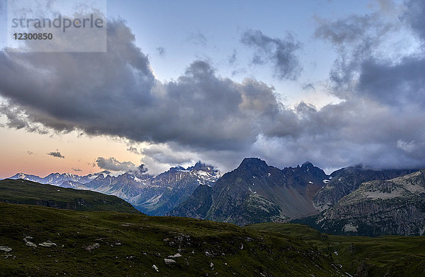 Schöne Naturlandschaft mit Bergen unter stimmungsvollem Himmel bei Sonnenuntergang  Alpe Devero  Verbania  Italien