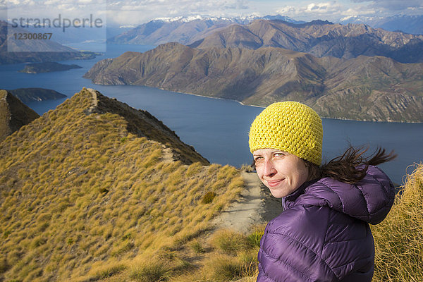 Selfie einer Wanderin auf dem Weg zum Roys Peak hoch über dem Lake Wanaka  Wanaka  Otago  Neuseeland