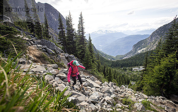 Wanderin beim Abstieg von einem felsigen Hügel im Garibaldi Provincial Park  British Columbia  Kanada