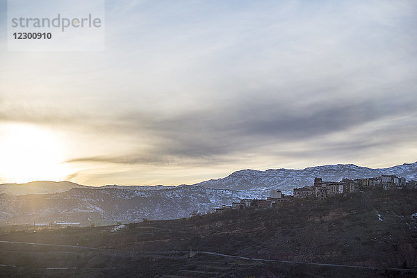 Himmel über einem Bergdorf in den Pyrenäen bei Sonnenuntergang  Talarn  Lleida  Spanien